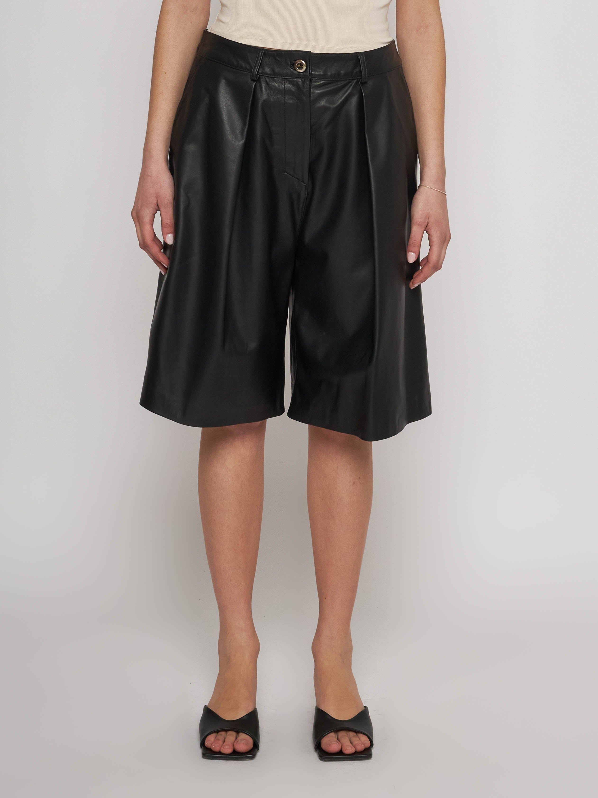 Classic nappa shorts .33BR23-10101