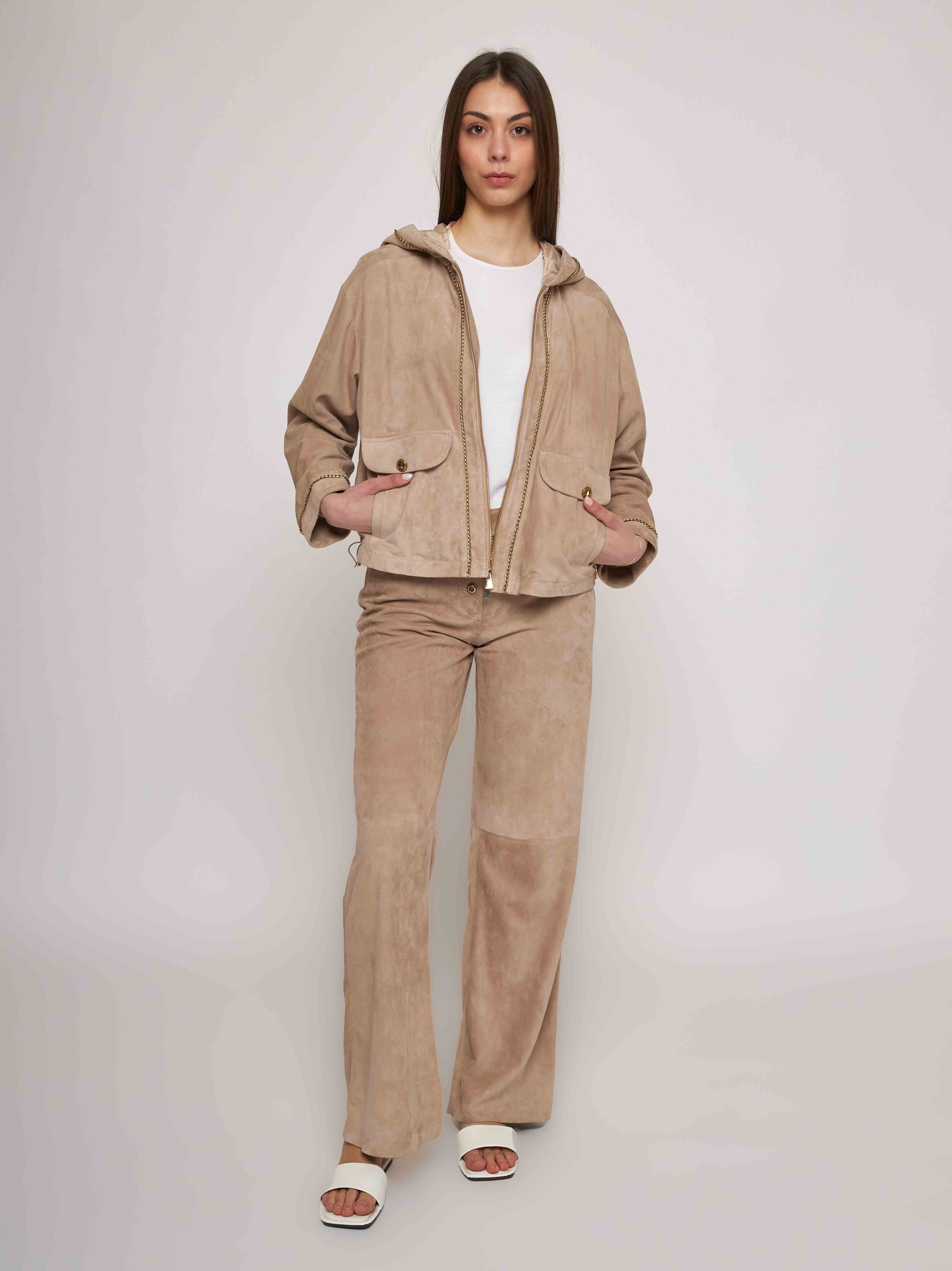 Blouson con cappuccio in morbido camoscio con catene in oro antico 33GB11-10201