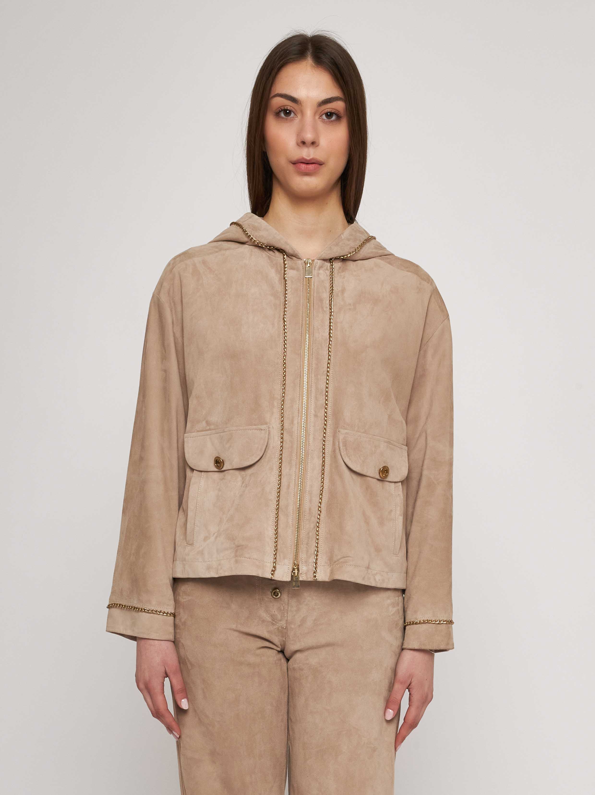 Blouson con cappuccio in morbido camoscio con catene in oro antico 33GB11-10201