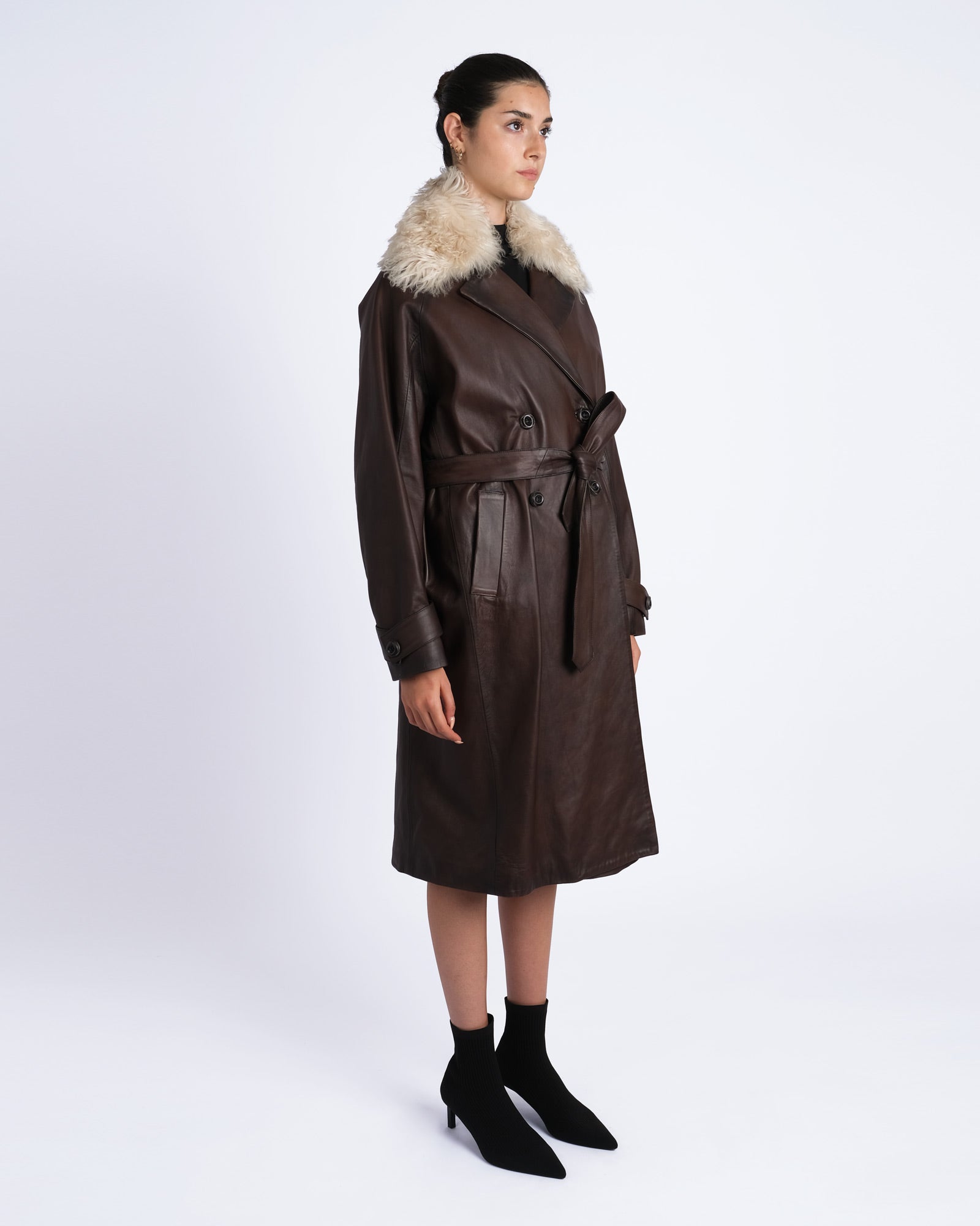 Double breasted nappa coat with shearling collar